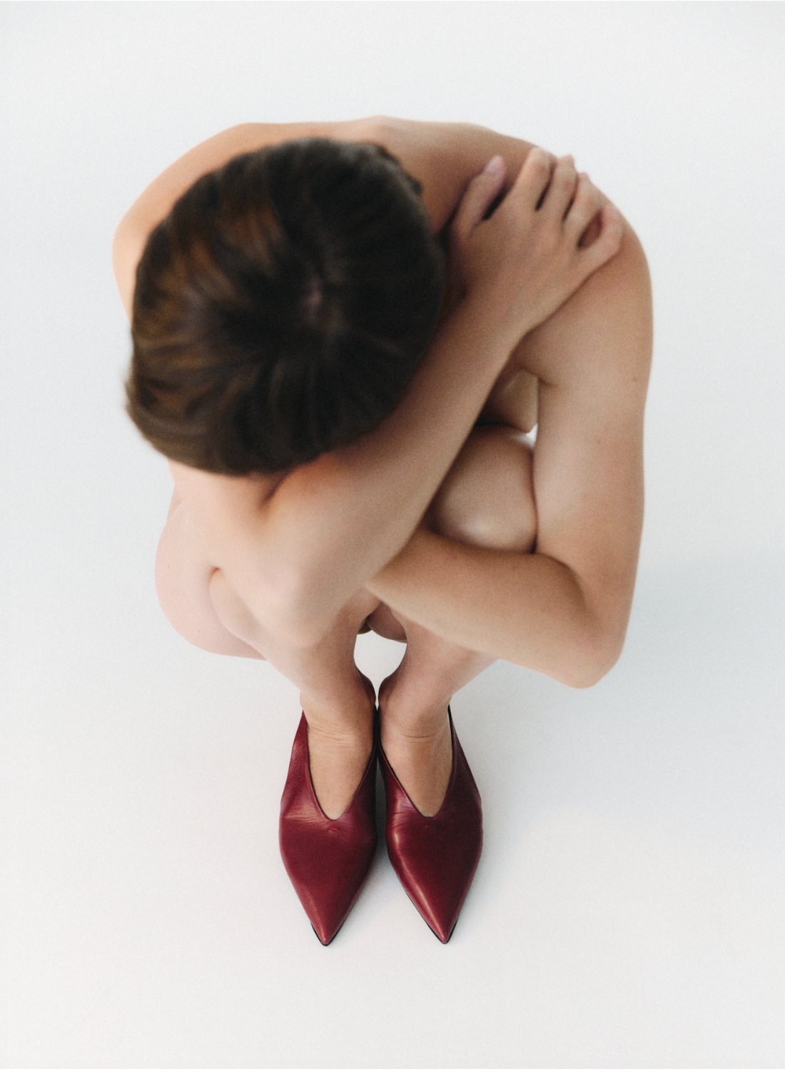HQBM — campaign, figure curled up seen from above in burgundy slingbacks