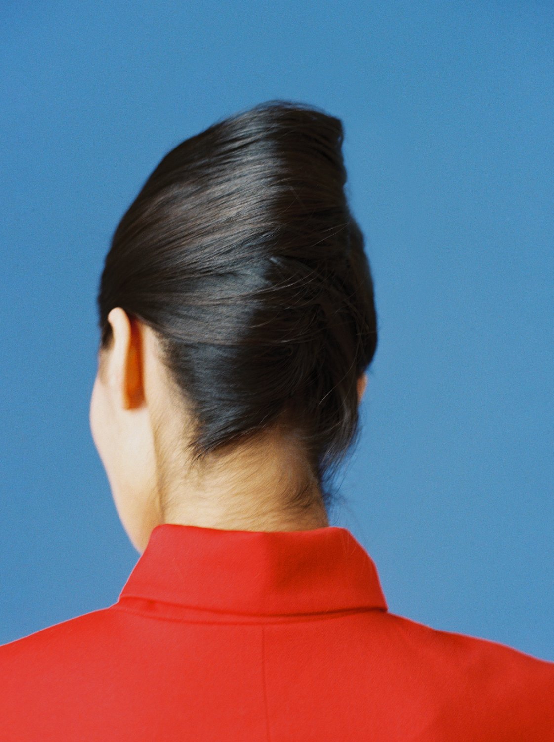 MIOGI LI — campaign, nape and red collar against blue